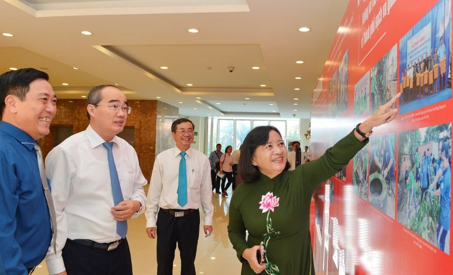 市委書記阮善仁（左二）參觀市委宣教處活動圖片展。