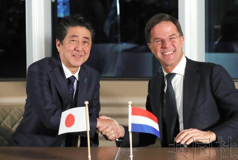 當地時間9日下午,日本首相安倍晉三(左)在荷蘭南部鹿特丹與該國首相呂特舉行會談。(圖源:共同社)