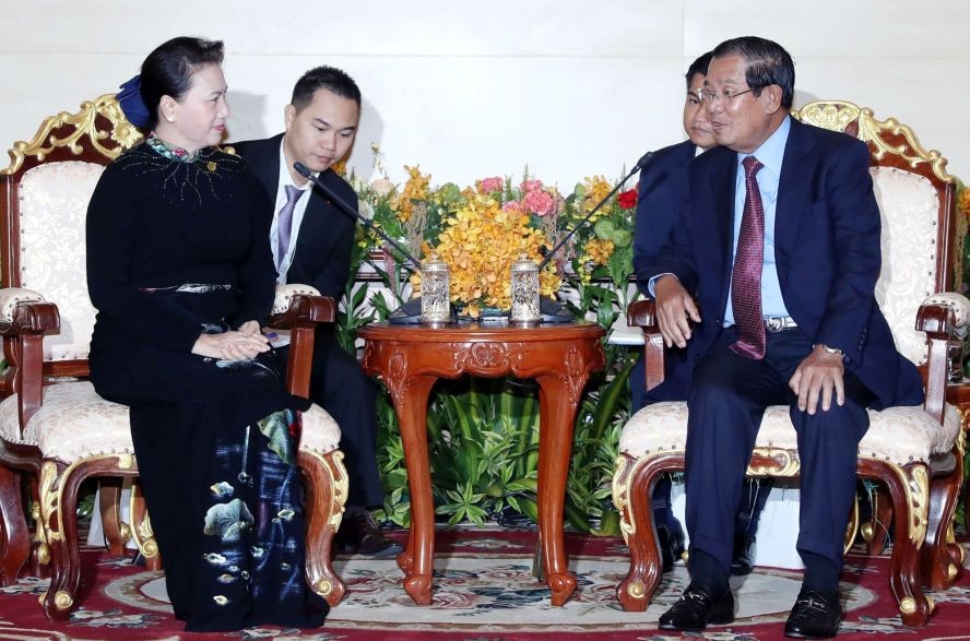 國會主席阮氏金銀(左)會見柬埔寨首相洪森。(圖源:越通社)
