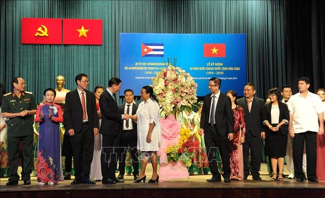 市領導與古巴駐本市總領事英迪拉(前左五)握手祝賀。(圖源:越通社)