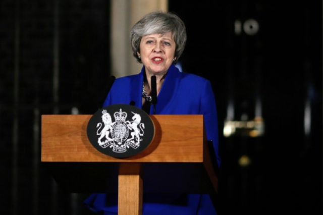 英國首相特蕾莎‧梅在首相府外發表聲明。(圖源:新華社)