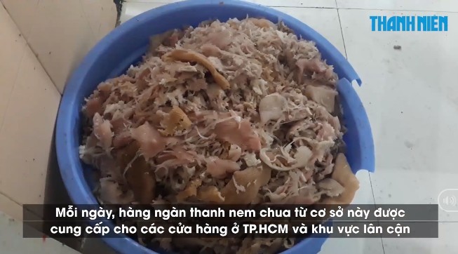 酸肉團生產材料不確保食品衛生安全。(圖源:視頻截圖)