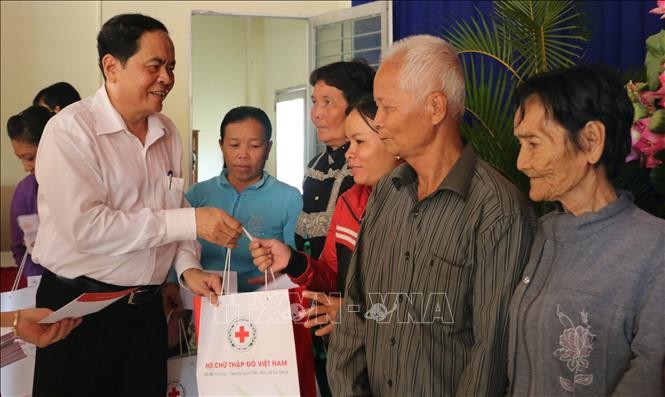 越南祖國陣線中央委員會主席陳清敏前往安江省探望並向若干貧戶、優撫家庭及落葉劑受害者拜年。（圖源：越通社）