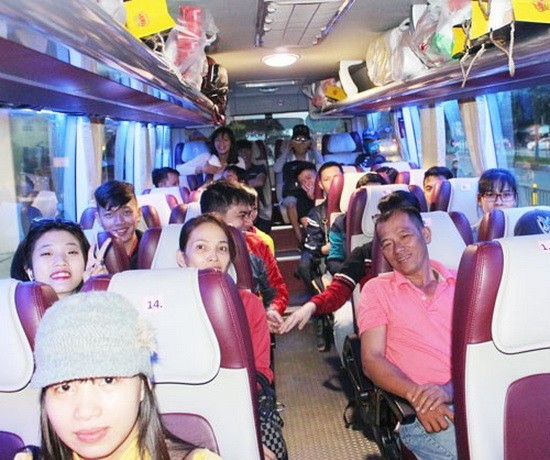 Liksin總公司工會與共青團租車接送工人返鄉過年。