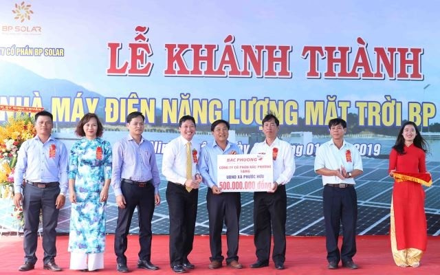 BP Solar投資商在BP Solar 1太陽能發電廠落成儀式上向寧順省寧福縣福友鄉開發基金會贈送5億元。（圖源：阮忠）