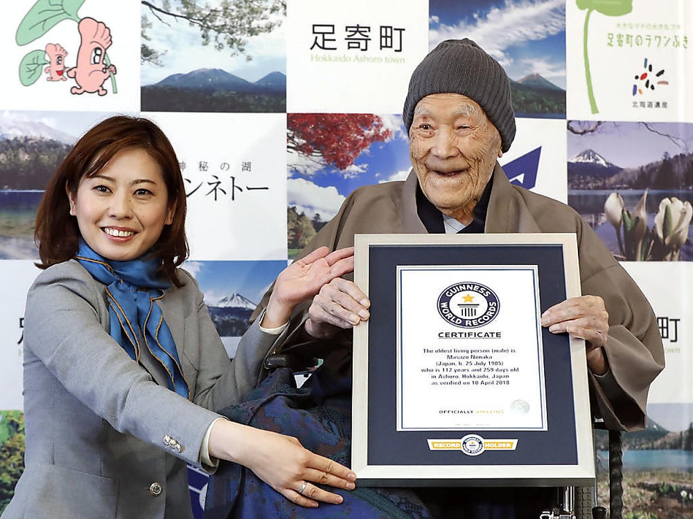 野中正造手持吉尼斯世界紀錄證書。（圖源：AP）