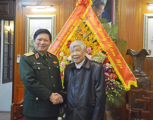 國防部長吳春歷大將前往探望並向原黨總書記黎可漂拜年。（圖源：人民軍隊報）