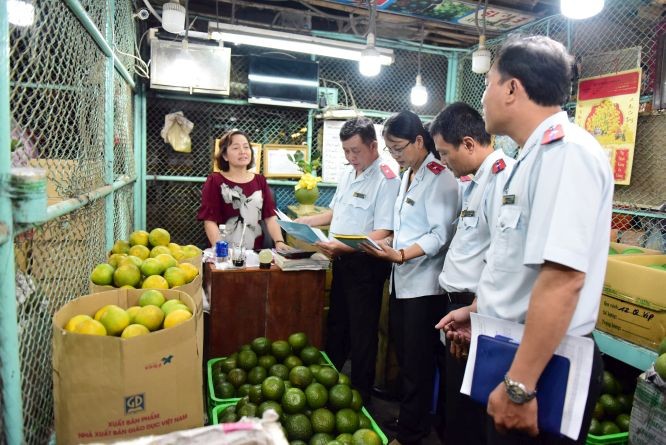 職能力量檢查集散市場的食品安全。(圖源:越通社)