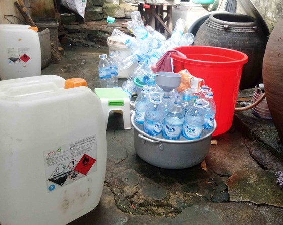 以用過的礦泉水塑料瓶來盛裝“白醋”。（圖源：阮莊）