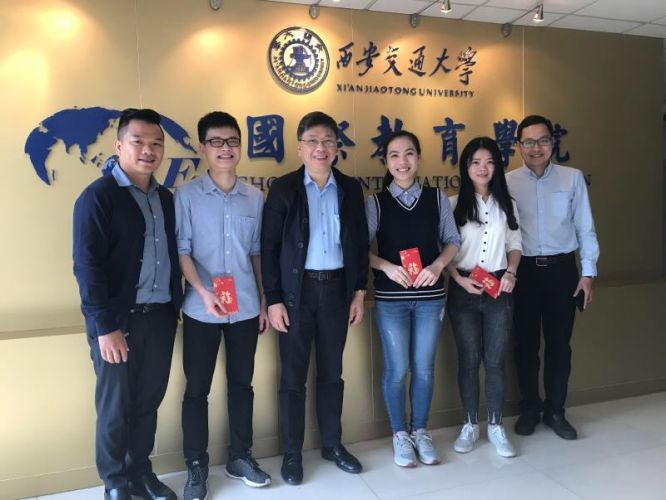 朱立基先生（左三）代表萬盛發集 團到西安交通大學探望越南留學生。