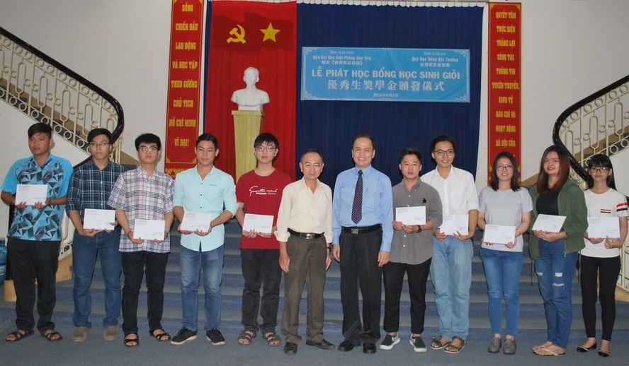 投資經營不忘散播愛心  越南台商贊助優秀生獎學金 ảnh 2
