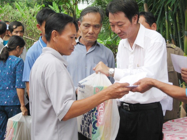 周華邦住持 給窮人派發禮物。