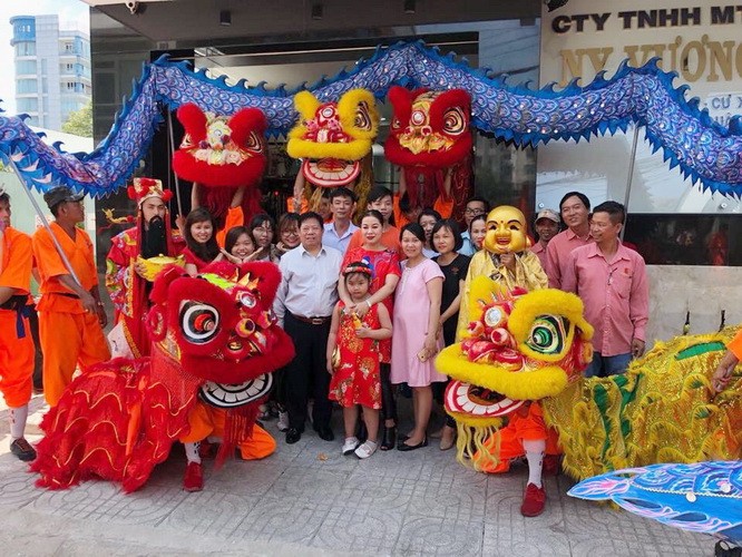 盧夢群董事長(前排中間)與公司員工滿 懷信心邁向新的一年。