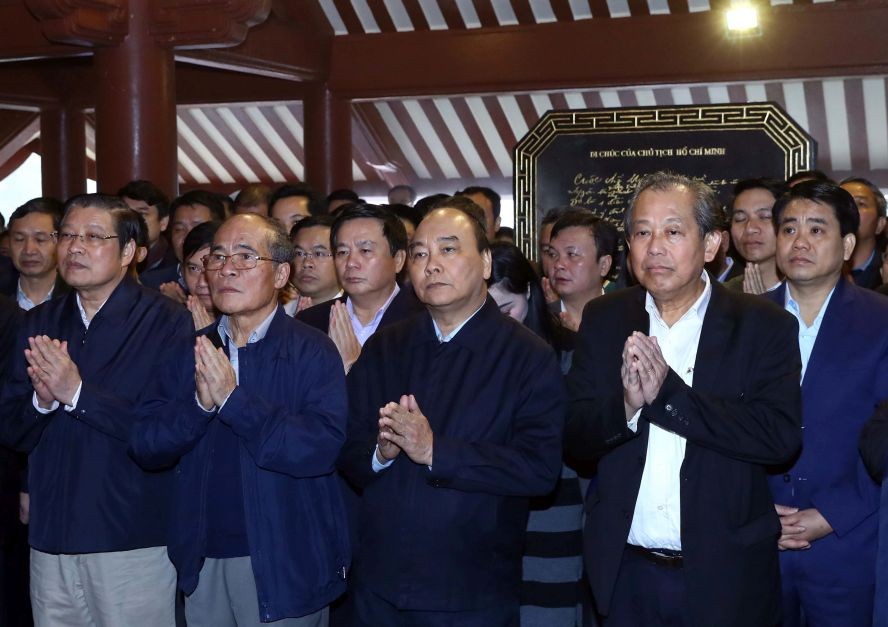 政府總理阮春福(前右二)同多位原國家級領導親往巴為山胡志明主席祠堂上香緬懷胡伯伯。(圖源:越通社)