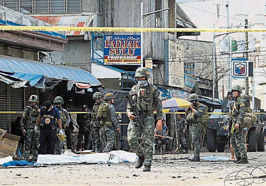 菲律賓軍警已將遭襲教堂所在霍洛市封鎖。(圖源:AFP)