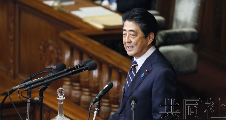 日本首相安倍晉三28日下午在眾院全體會議上發表施政演說,就厚生勞動省的“每月勞動統計”違規調查問題道歉稱“向各位國民深表歉意”。(圖源:共同社)