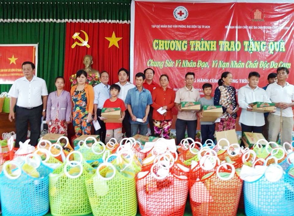 土龍木天后宮代表給落葉劑受害者派發禮物。