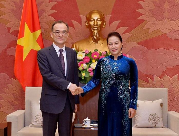 國會主席阮氏金銀(右)接見韓國大檢察廳檢察總長文武一。（圖源：玉梅）