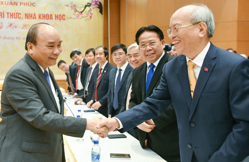 政府總理阮春福與代表交談。(圖源:光孝)