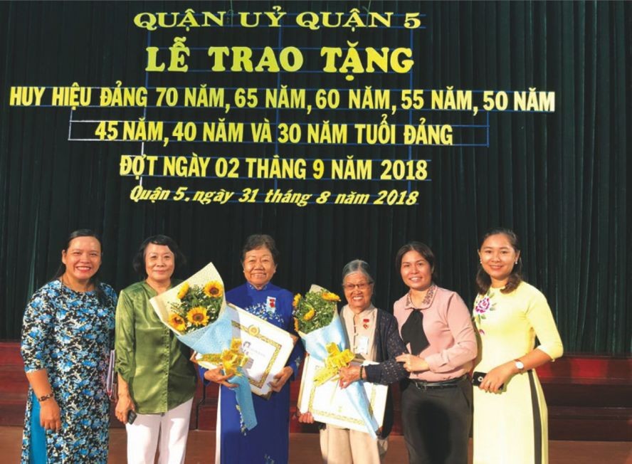 梅媽(左三)榮獲55年黨齡紀念章。