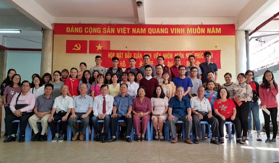 各代表與大學生合影。