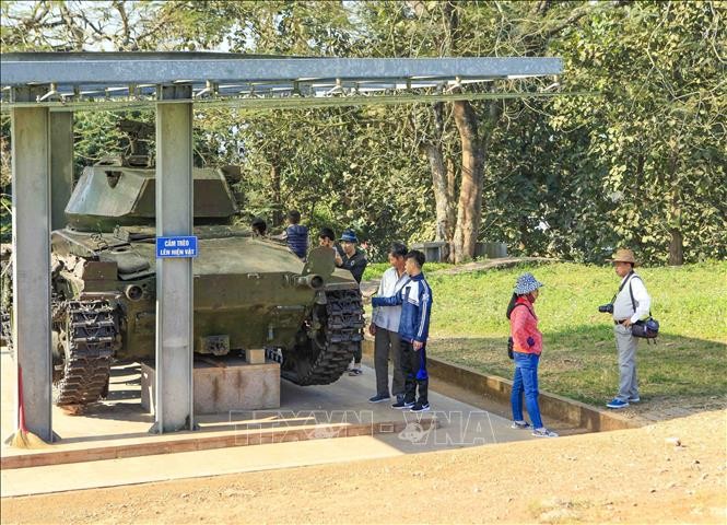 遊客在參觀奠邊府A1丘遺跡。（圖源：越通社）