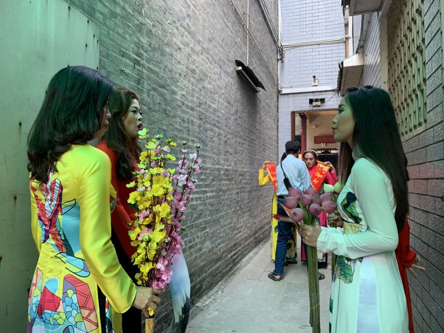 年輕人在古廟取景。