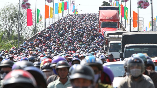 隆安省濱瀝橋區域嚴重堵塞。（圖源：范友）