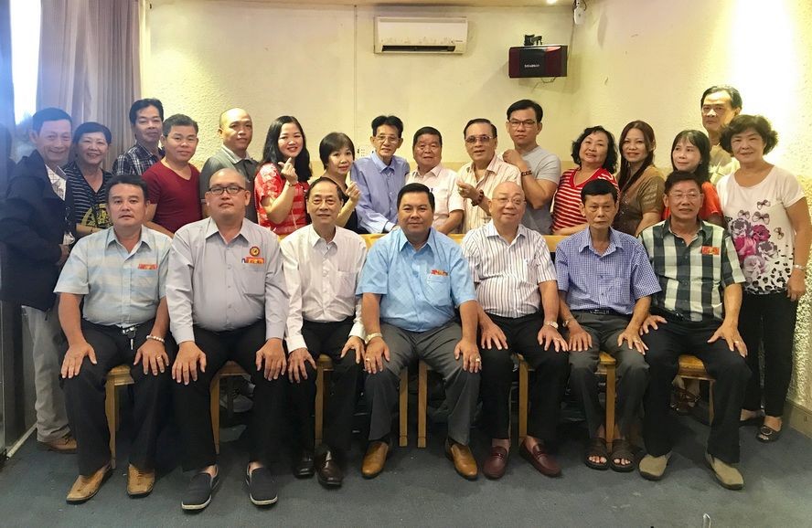 顧問與團員歡聚一堂。