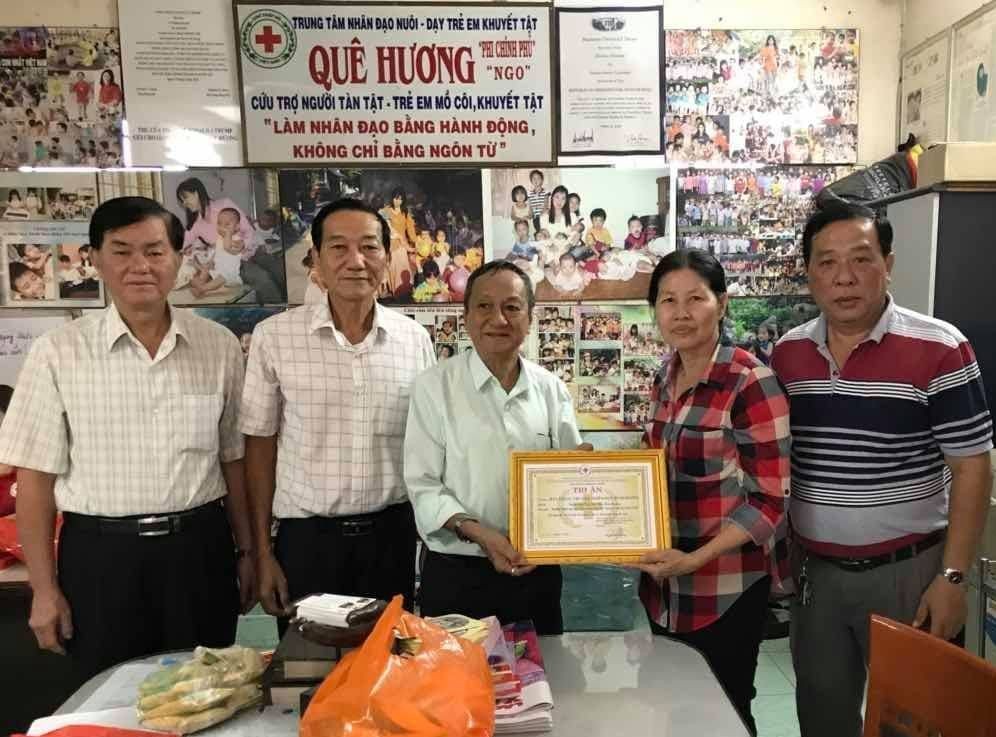 土龍木天后宮理事長王永勝 (中)接受該中心負責人的感謝書。