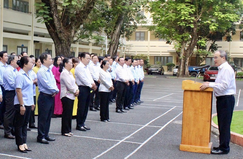 市委書記阮善仁向市委、市委辦公廳和市委檢查委員所屬部門的全體幹部、公務員、職工與勞動者致新年賀詞。（圖源：胡龍）