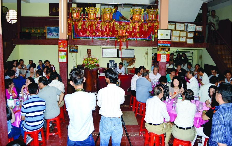 隆慶關帝廟每年競投聖燈活動籌善款作公益事業。