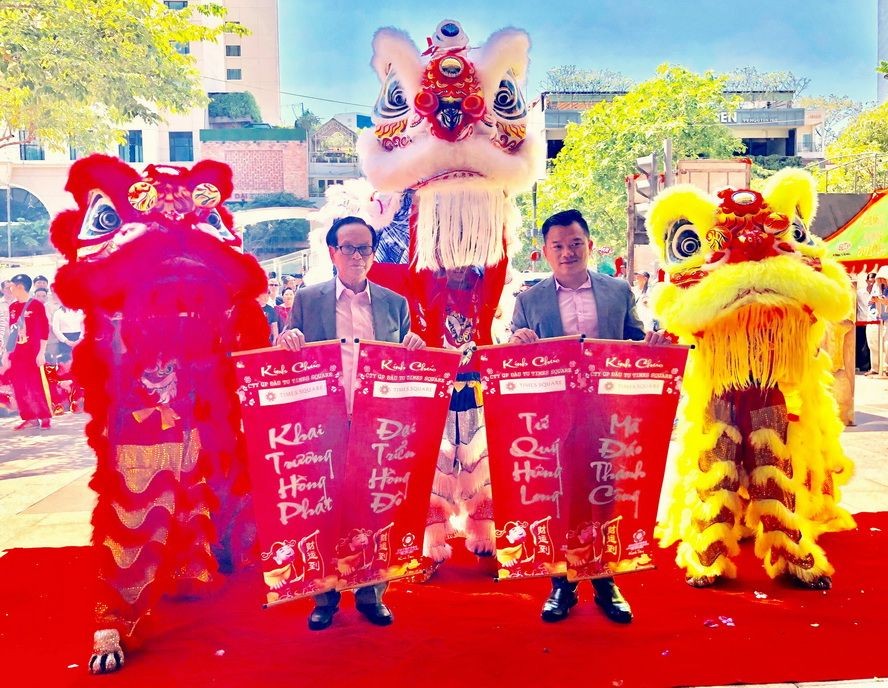 時代廣場股份公司總經理張豐裕(左)主持 開張儀式。