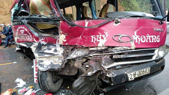 猛烈碰撞導致兩輛車的車頭面目全非，嚴重損壞。（圖源：阮順）