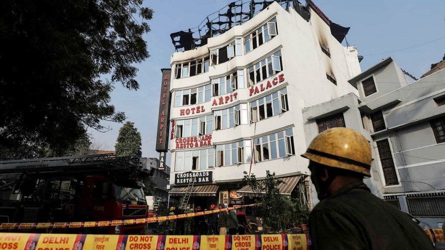 發生火災後的酒店外面。（圖源：路透社）