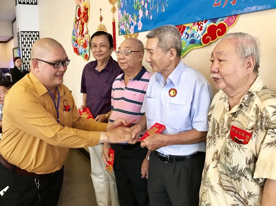 陳建昌師傅向長者們敬送禮物。