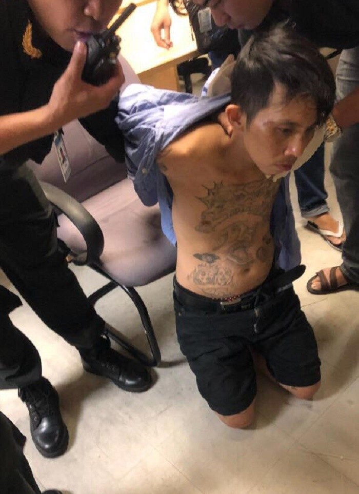 大鬧機場的癮君子被保安員控制。（圖源：CTV）