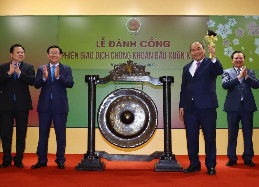 政府總理阮春福（右二）擊鼓開市。（圖源：越通社）