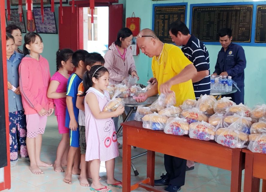 在關帝廟內派慈善餐。