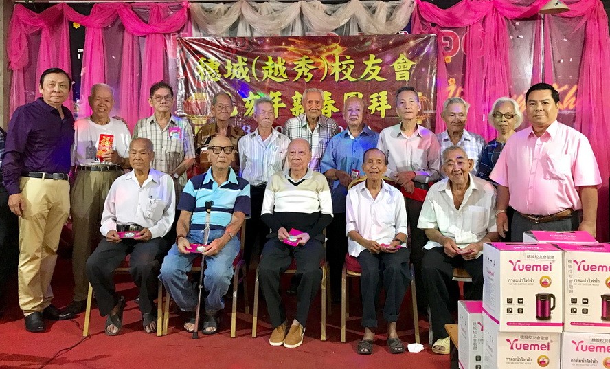 校友會向各位長者贈送福壽紅包。