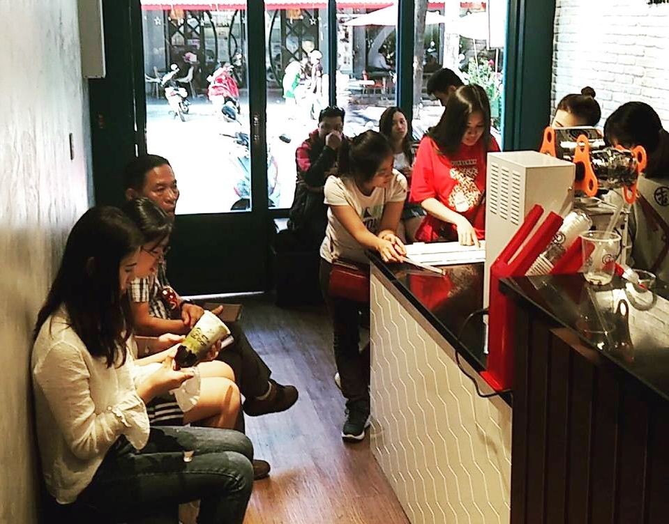 顧客在吉安九弄點選奶茶。