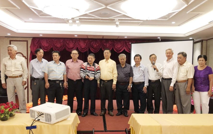 董事和校長互相祝賀。