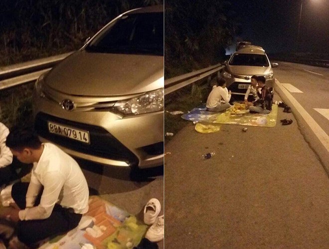 4名青年坐在編號88A-079.14轎車的車頭前面席地而坐吃喝。（圖源：laocaionline）