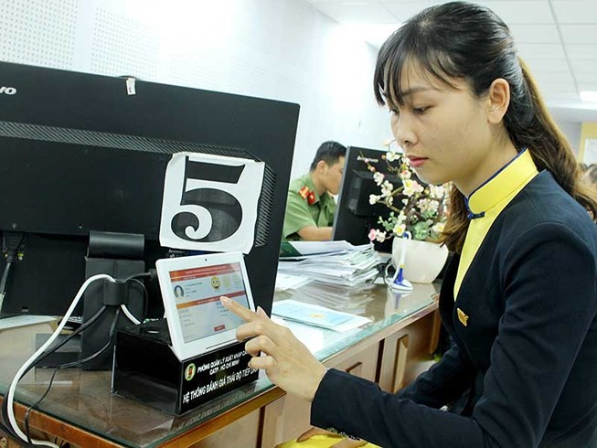 民眾在市公安廳PA08部門進行評價。