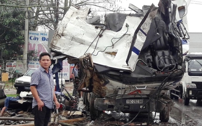 編號15C-292.98集裝箱車車頭完全變形，司機當場死亡。（圖源：梅論）