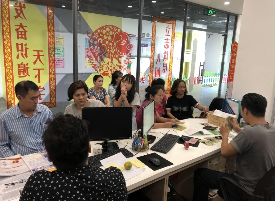 眾多家長陪同子女前往 ManEdu 國際華語學校報名就讀。