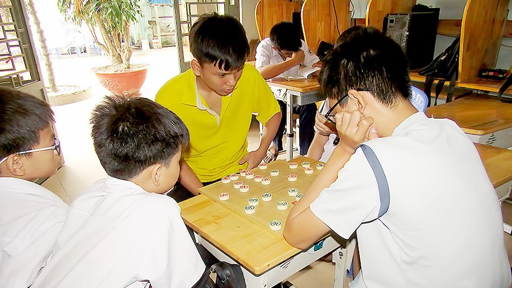 邦教堂孤兒院孩子們在午飯前的娛樂活動。