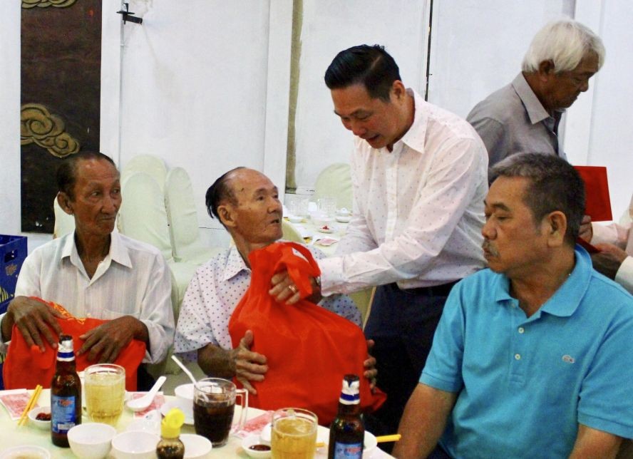 謝平國理事長(左三)向宗長們敬送禮物。