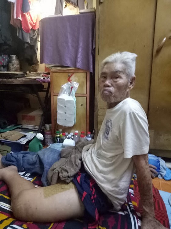 阮文明摔倒後無法行動。