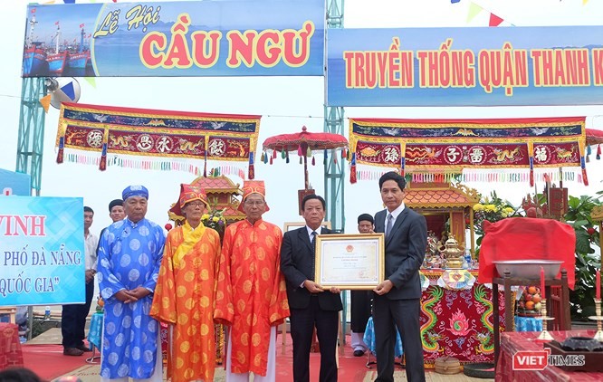 “峴港市求魚盛會”獲列入國家非物質文化遺產名錄證書頒授儀式。（圖源：viettimes）